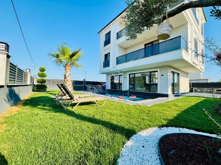 Köşe Başı Havuzlu Huzurun Ve Sakinliğin Keyfini Çıkarın