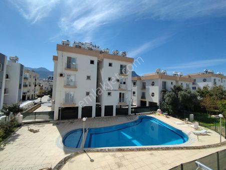 Girne Merkez Kaşgar'da Denize Çok Yakın Mesafede, Havuzlu Sitede, Full Eşyalı Satılık 2+1 Daire !!