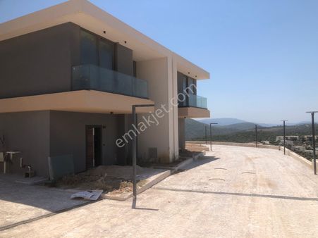 Boğaziçi Adabükünde Yeni Sitede Havuzlu Satılık Villalar