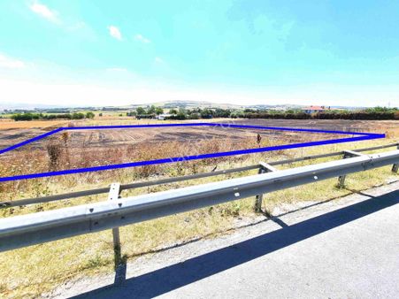 Çatalca'da Otoyol Cepheli Tek Tapu Satılık Arazi