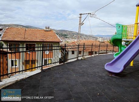 Ünlü Emlaktan Şehir Merkezinde Acil Satılık 2+1 Sobalı Daire