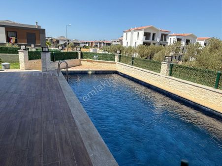Kuşadası Davutlarda Satılık Termalde 5+1 Ozel Havuzlu Vılla