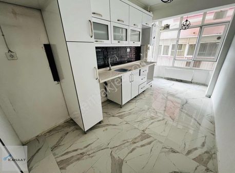 Kanaat'ten Cadde Paraleli Balkonlu Altında Daire Var Boş 3+1