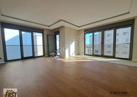 Erenköy'de Caddeye 6.bina Konumunda 140 M2 Daire