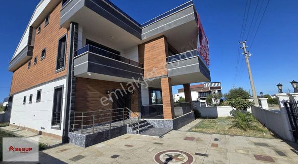 Atakum Alanlı Satılık Fırsat 3 Katlı Lüks Villa