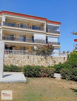 Yenifoça Havuzlu Sitede Doğa Ve Dağ Manzaralı Satılık Daire