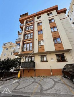 Maltepe Cevizli'de Genç Bina'da Ön Cephe Yüksek Giriş 2+1