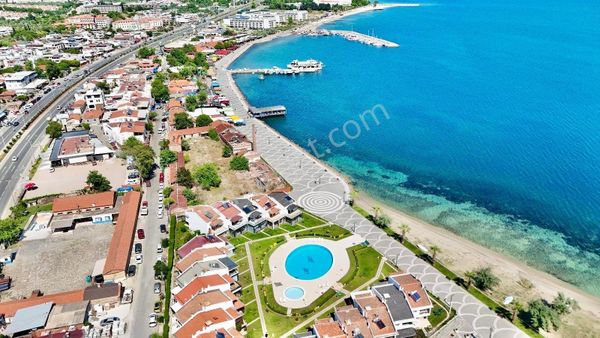 Gümüş'den Güre İskelede Denize Sıfır Site İçinde 4+1 Müstakil Ev