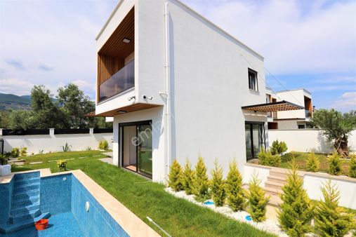 Güre'de Satılık Özel Havuızlu 5+1 Süper Lüks Villa