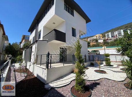 Didim Akbükte Geniş Bahçeli / Deniz Manzaralı Satılık Yazlık