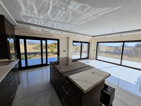 Dikili Cumhuriyet'te Geniş Bahçeli Satılık Müstakil Villa