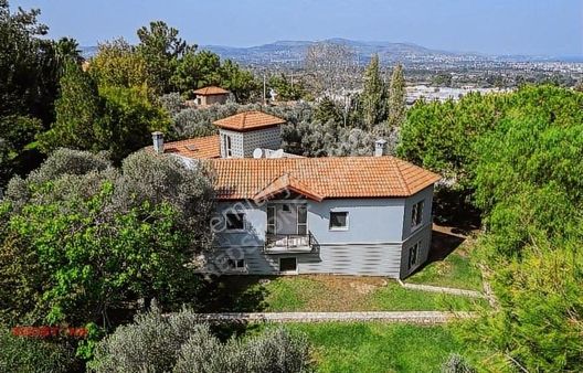 Urla Kekliktepe'de Mesa 1'de Kiralık Villa