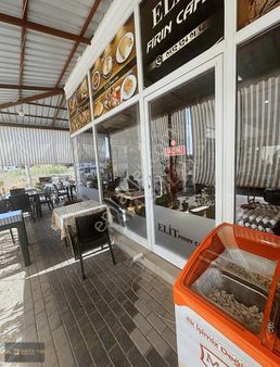 Ana Cadde Üzerinde Köşebaşı Kurulu Düzen Cafe-patisserie