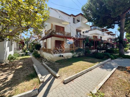 Kuşadası Karaova’da Çınar Sıtesınde Köşe Başında 3+1 Trıpleks Vılla