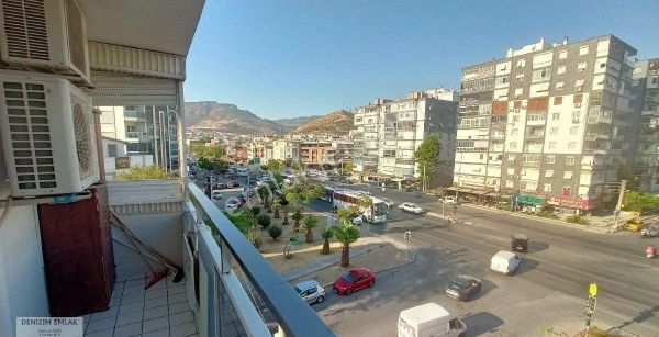 Yeni Girne Cadde Üstü Eşyalı Kiralık 3+1 Ara Kat Daire