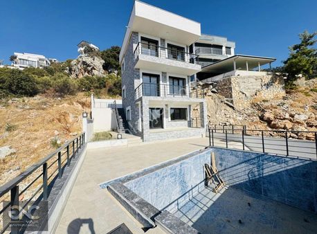 Kesintisiz Deniz Manzaralı Havuzlu Sıfır Yapı Villa