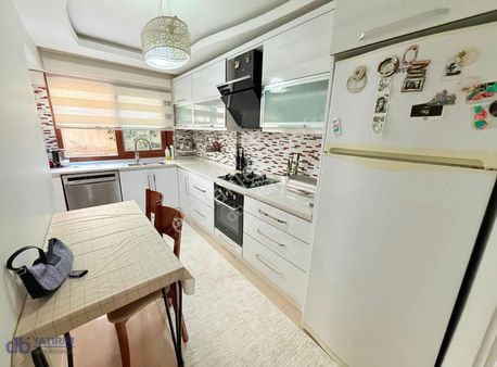 Yeşilyurt'da Tadilatlı 3+1 Satılık Daire