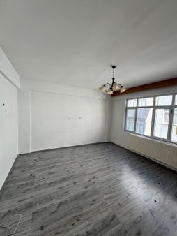 Hürriyet Mahallesinde İci Temiz Yapılı Kiralık Daire