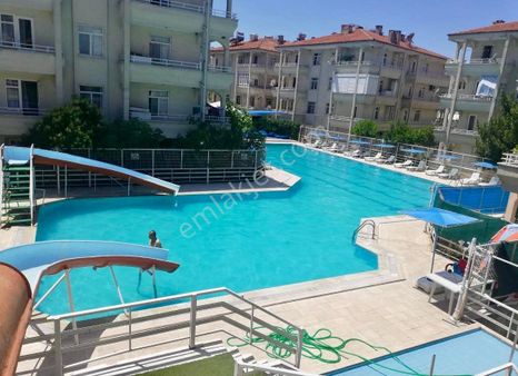 Akçay Sezgin Emlak'tan Yüzme Havuzlu & Uygun Fiyatlı Satılık 3+1 Daire