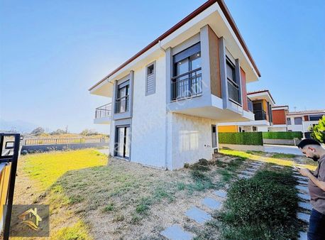 Kuşadası Davutlar'da Yatırımlık Müstakil Havuzlu 3+1 Villa