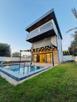 Kuşadası'nda Tam Müstakil Havuzlu Asansörlü 4+1 Eşyalı Villa