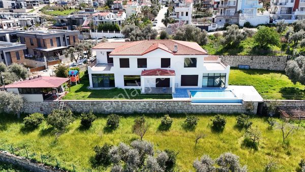 Kuşadası'nın En Gözde Villalarından 2500 M2 Arsa İçersinde Lüks Villa