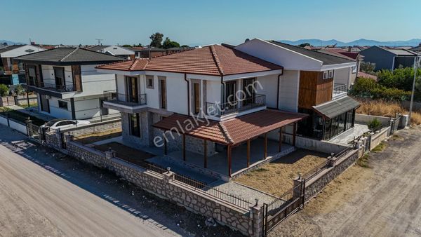 No:10 Gayrimenkul’den Asos Taşı İle Döşenmiş, Tam Müstakil, Denize 200 Metre Villa!