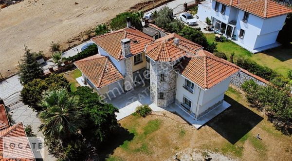 Locate'den Güzelbahçe Çamlı'da Havuzlu Sitede 4+1 Kiralık Villa