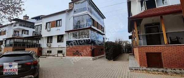 Remax Model'den Site İçerisinde 5+2 320m2 Kiralık Villa