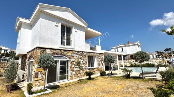 Hayat Foça Sitesi’nde Müstakil Havuzlu Eşyalı Kiralık Villa