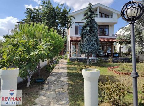 Silivri'de Panoramik Deniz Manzaralı 6+1 Mustakil Villa