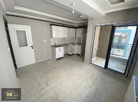 Sm Emlak'tan 50.yıl Mahallesinde Satılık 1+1 Arakat Daire