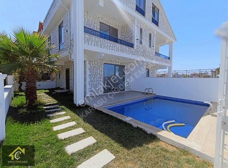 Kocaali 'de Yalı Tadında Denize Sıfır 4+1 Havuzlu Villa