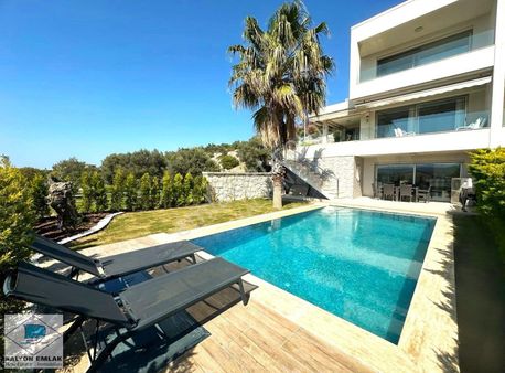 Ilıcada Deniz Manzaralı Havuzlu Yıllık Kiralık 3+2 Lüks Tripleks