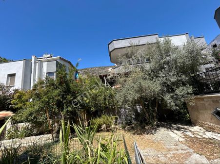 Kuşadası’nda Denize Yürüme Mesafesinde Bakımlı 4+1 Villa