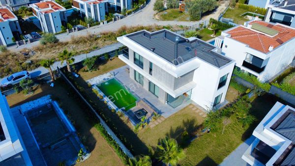 Kuşadası Merkezde Doğalgazlı Sıfır 4+1 Müstakil Villalar