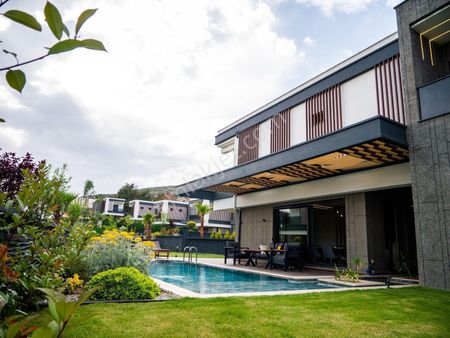 Kuşadası Merkezde Doğalgazlı 4+1 Müstakil Villa
