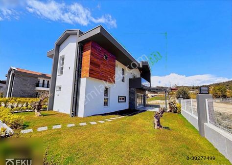 Kuşadası Merkezde Satılık Denize Çok Yakın Sıfır Müstakil Villa