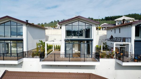 Kuşadası Yaylaköyde Muhteşem Doğasıyla Çelik 3+1 Villa