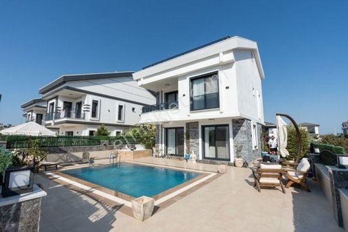 Didim Efeler'de Denize 2 Km Mesafede Özel Havuzlu Satılık Müstakil Villa