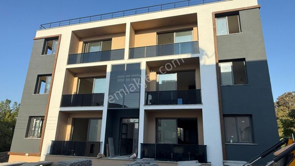 Girne Lapta'da Türk Koçanlı, Havuzlu Sitede Satılık 2+1 Daire !!