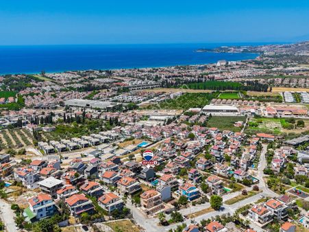 Kuşadası Karaova Mahallesinde Deniz Manzaralı Satılık 7+ 2 Villa
