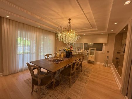 Urla Hisar Evleri Sitesinde Lüks Eşyalı Satılık Villa