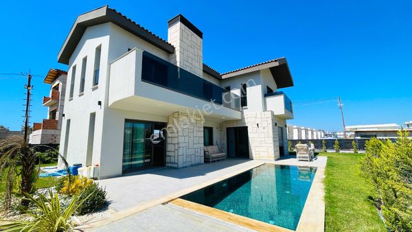 Kuşadası Soğucak'ta Özel Havuzlu Müstakil Bahçeli Satılık Villa
