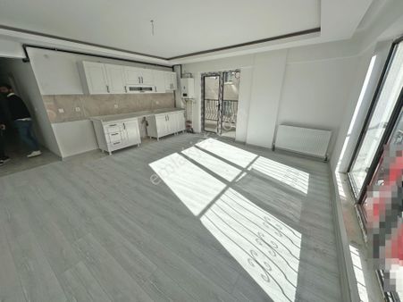 Ertuğrul Gazi Mahallesinde Metro Yakını Ara Katta Asansörlü 2+1 Satılık Daire