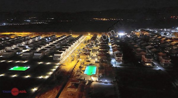 Dikili Denize Sıfır Sitede Havuzlu Müstakil Villa