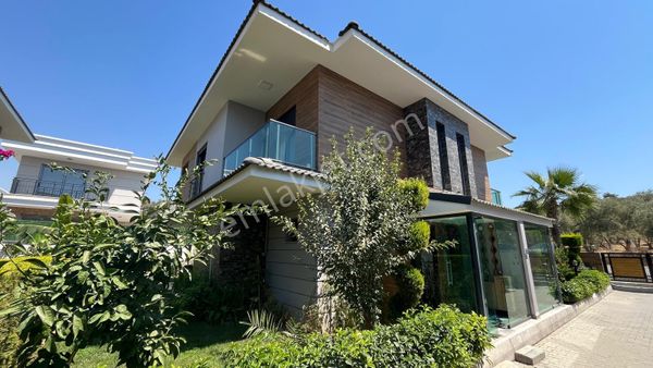 Kuşadası Avm Ve Denize Yakın Bölgede Yaz Kış Oturuma Uygun Satılık Villa