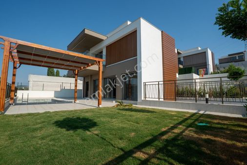 Kuşadası Değirmendere Bölgesi Acil Satılık Asansör-havuz-kapalı Otoparklı Villa