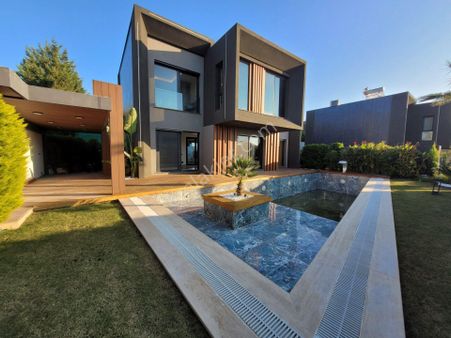 Kuşadası'nda 4+1 Satılık A+++ İşçilikli Dubleks Akıllı Villa