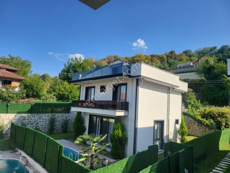 Remax Mavi Göl Manzaralı Havuzlu Satılık Tripleks 4 Adet Villa